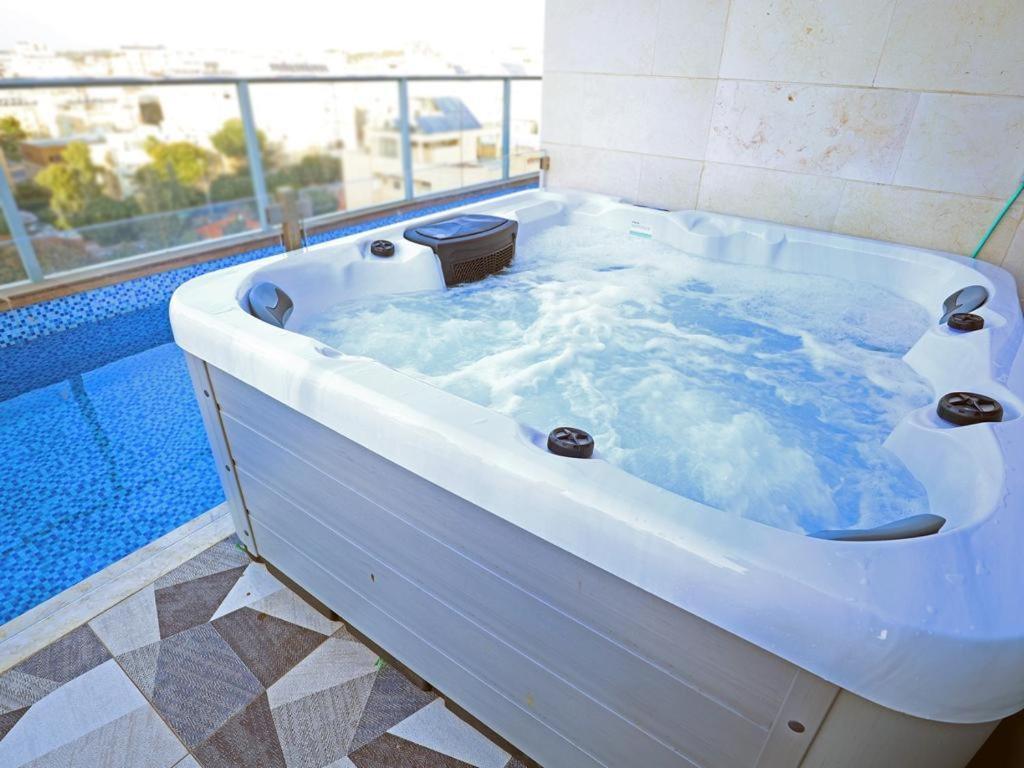 Luxury Rooftop Apartment In Netanya Esterno foto